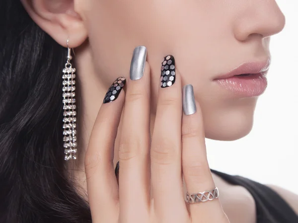 Mujer joven con manicura de diseño de uñas — Foto de Stock