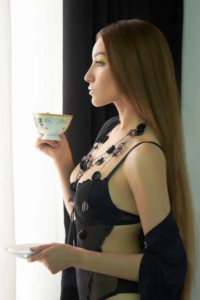 Menina sexy beber um chá — Fotografia de Stock