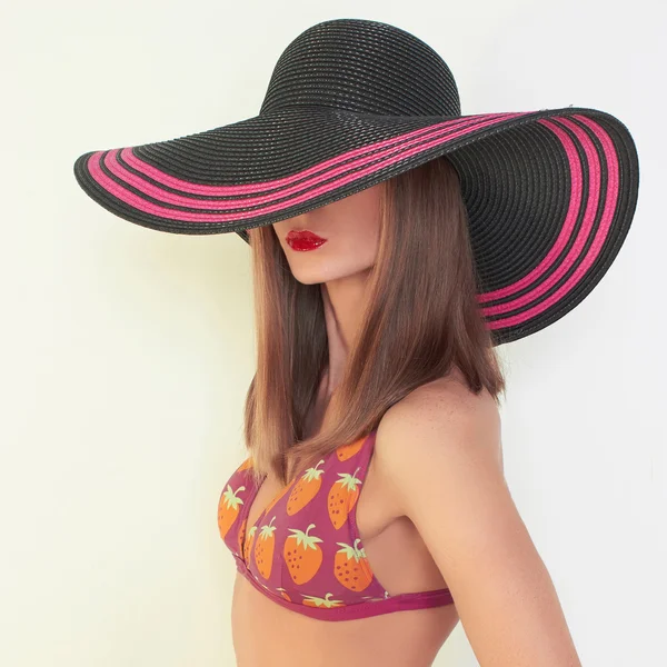 Sexig tjej i en bikini och hatt — Stockfoto