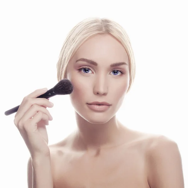 Jonge blonde vrouw make-up — Stockfoto