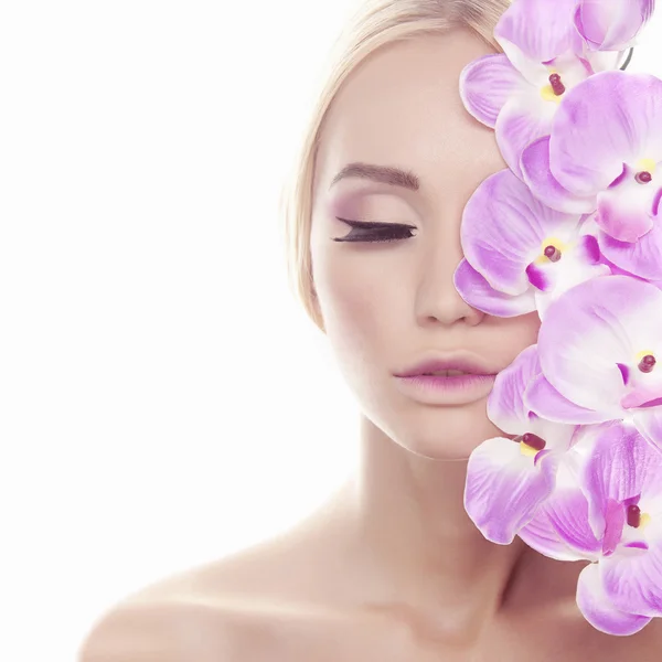 Jeune femme avec des fleurs — Photo