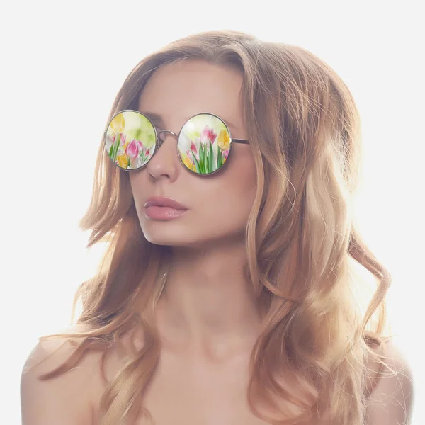 Beautiful woman in sunglasses with flowers — ストック写真