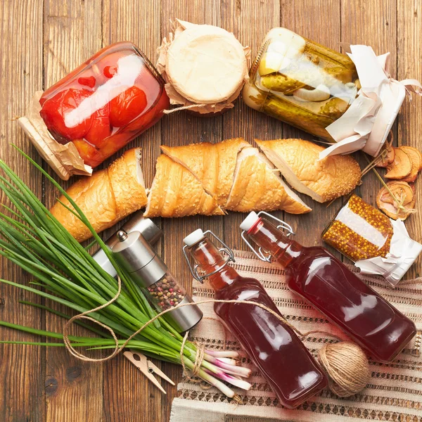 Alimentos frescos na mesa de madeira — Fotografia de Stock