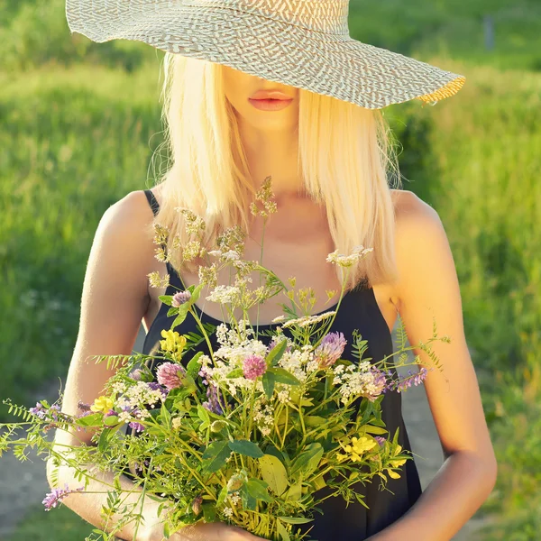 Meisje in hoed met bloemen — Stockfoto