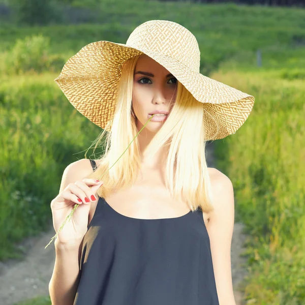 Paese ragazza in cappello — Foto Stock