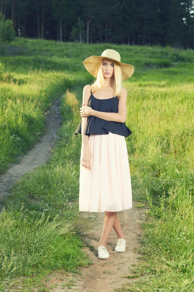 Beautiful blond country girl — ストック写真