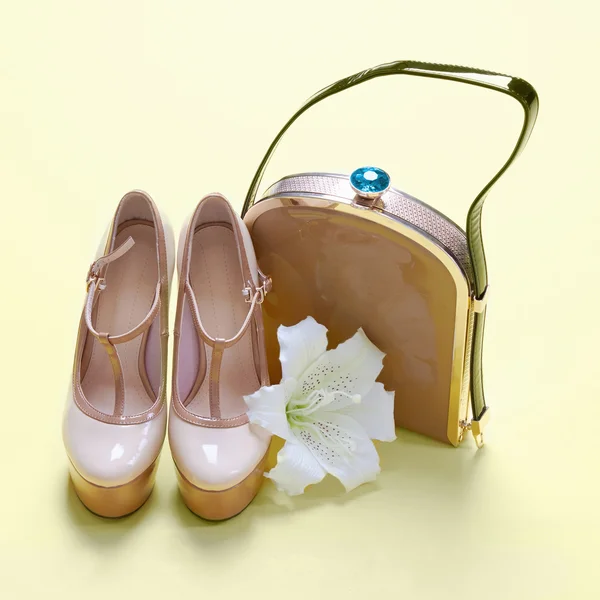Woman shoes with handbag and flower — Stock Photo, Image