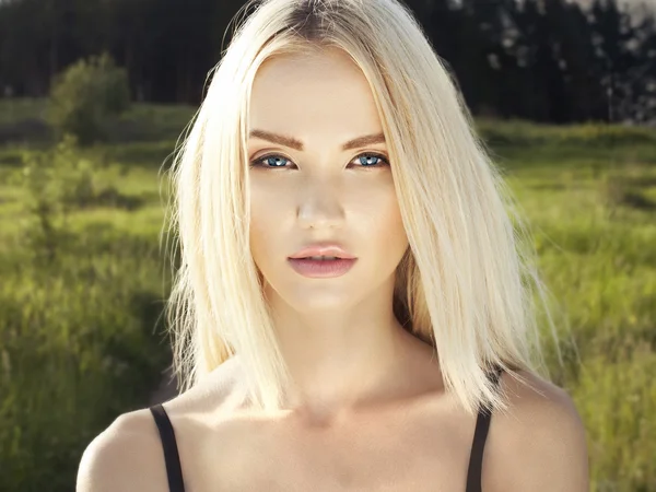 Mooie blonde vrouw in het bos — Stockfoto