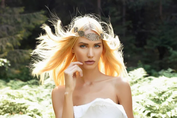 fantezi kız ormanda