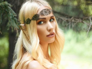 güzel elf kızı ormanda