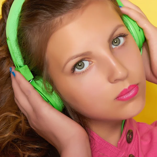 Teen girl listening music on headphones — Stock Photo, Image