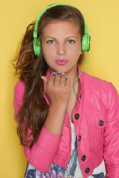 Adolescent fille dans rose écoute musique — Photo