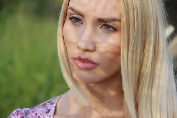 Beautiful young woman in forest — Stock Photo, Image