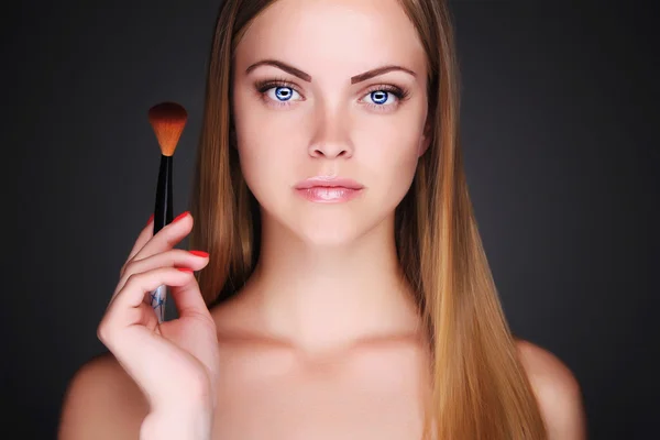 Mooi meisje doen make-up — Stockfoto