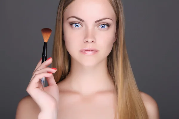 Mooi meisje met make-up borstel — Stockfoto