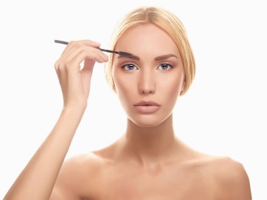 Genç sarışın kadın makyaj uygulamak