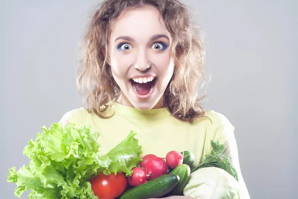 Mulher feliz segurando um legumes — Fotografia de Stock