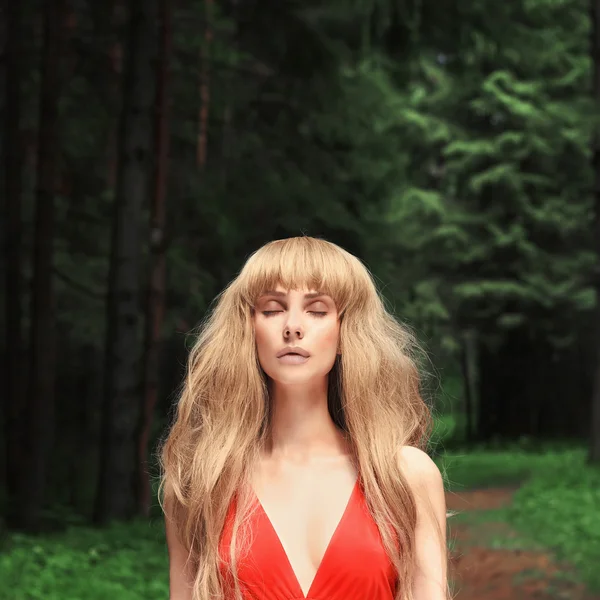 Schöne blonde Frau im Wald — Stockfoto