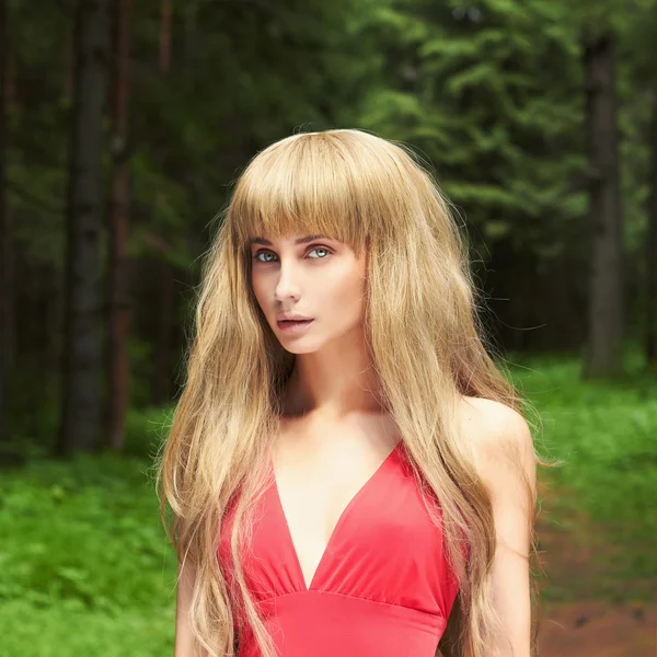 Mulher loira bonita na floresta — Fotografia de Stock