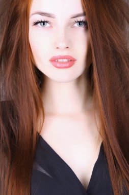 Kızıl saçlı güzel bir genç kadın.