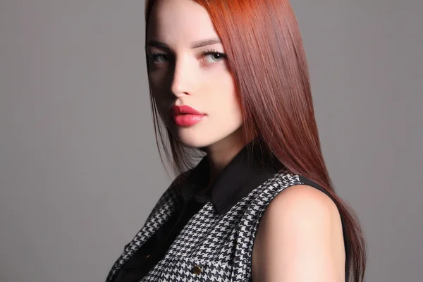 Modelo de menina bonita com cabelo vermelho — Fotografia de Stock