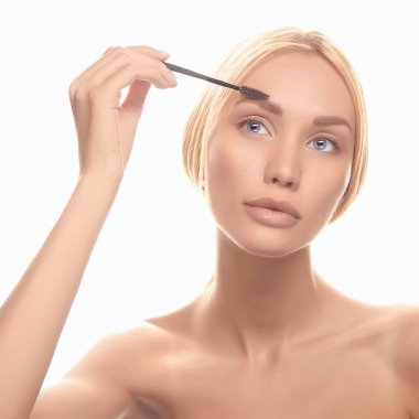 sarışın genç kadın makyaj