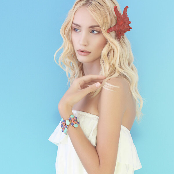 красивая блондинка с морской звездой
