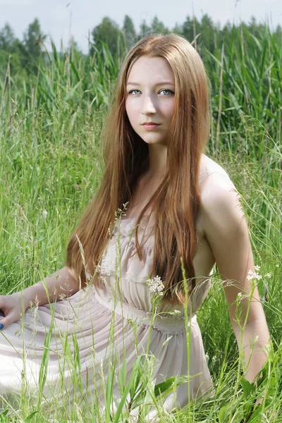 Bella ragazza seduta sull'erba — Foto Stock