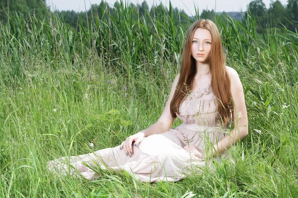 Sexy schöne gir auf Gras — Stockfoto