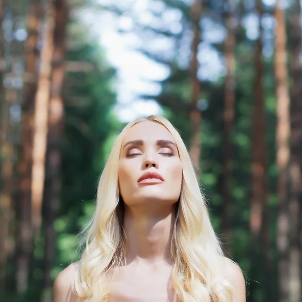 森林の美しいブロンドの女の子 — ストック写真