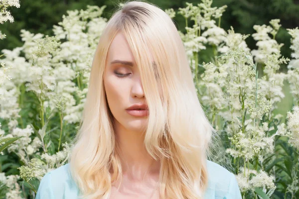 Donna con fiori nel bosco — Foto Stock