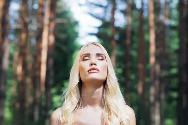 Prachtige Blond meisje in Forest — Stockfoto