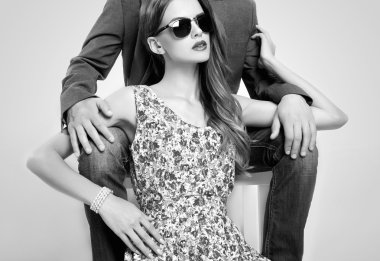 güzel çift güneş gözlüğü içinde moda