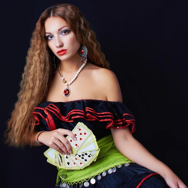 kadın Falcı kartları oku