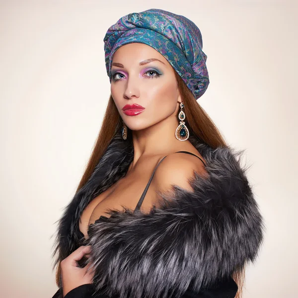 Schöne Frau in Pelz und Turban — Stockfoto