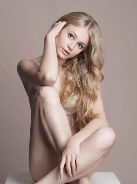 裸体美丽的年轻女子 — 图库照片