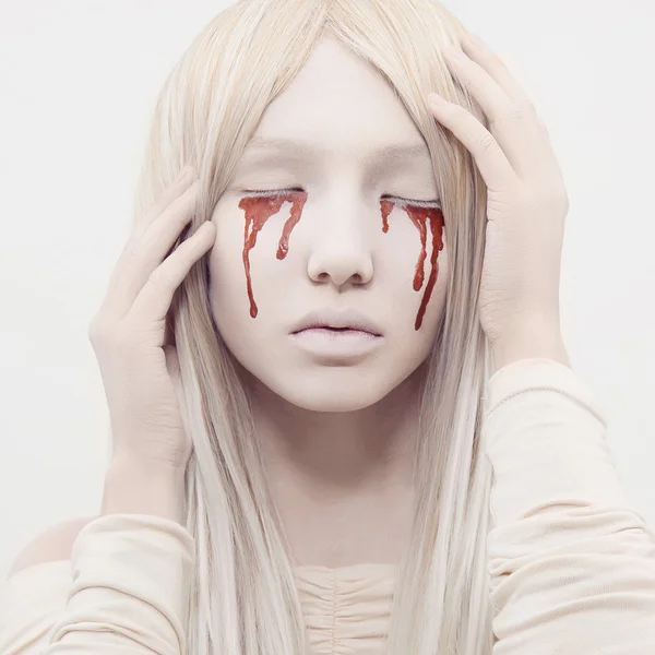 kan olan güzel kadın