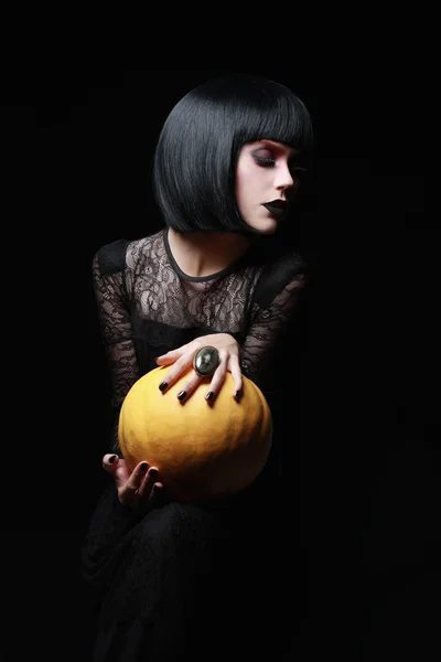 Esmer cadı Halloween gece — Stok fotoğraf