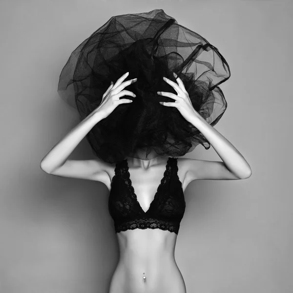 Оголена жінка під чорною завісою — стокове фото