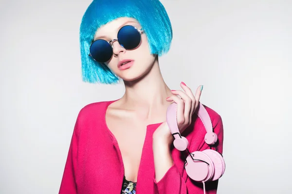 Techno-Mädchen mit blauen Haaren — Stockfoto