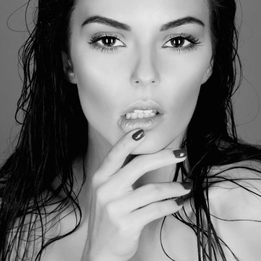 ıslak saçlı güzel genç kadın