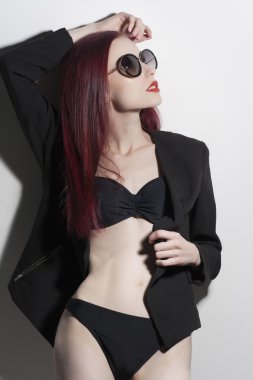 Güneş gözlüklü güzel bir kadın.