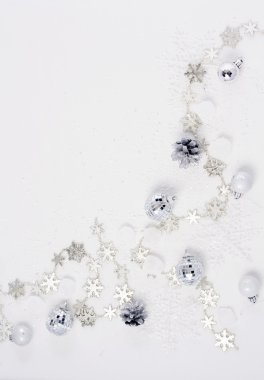 Noel ağacını süsler