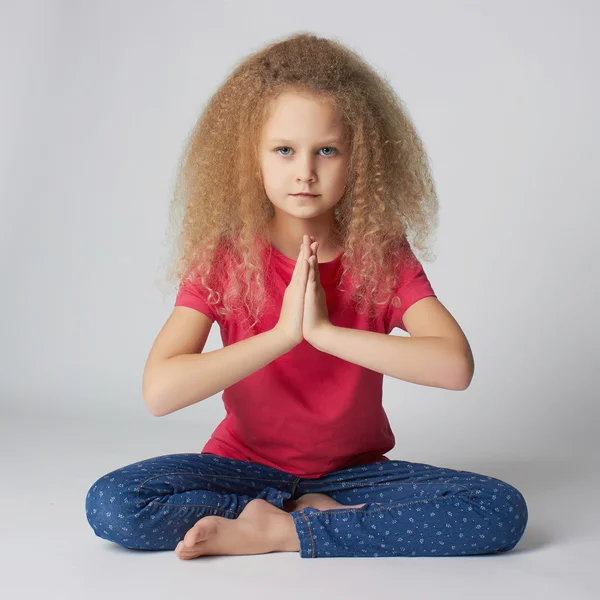 Liten flicka gör yoga — Stockfoto