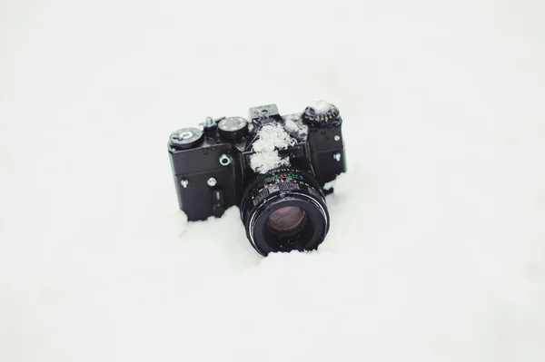 Kamera na sněhu pozadí — Stock fotografie