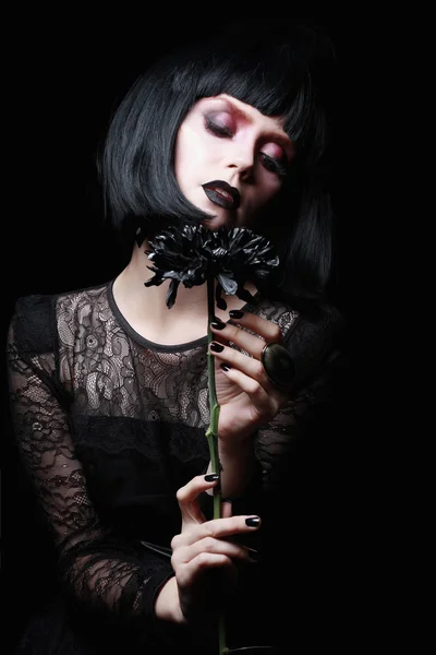 Mooi goth meisje met zwarte bloem — Stockfoto