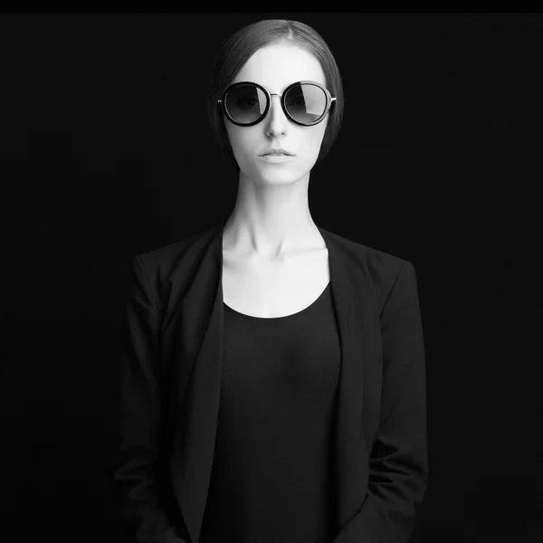 Joven modelo chica en gafas de sol —  Fotos de Stock