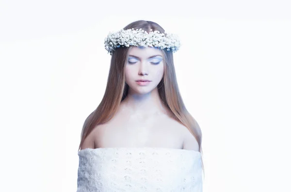 Meisje met bloemen op haar hoofd — Stockfoto