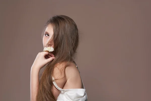 Молода дівчина з довгим волоссям — стокове фото