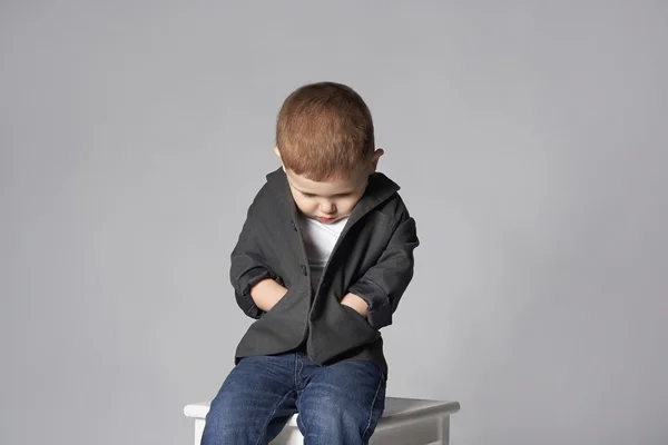 Triste enfant assis oh le tabouret — Photo